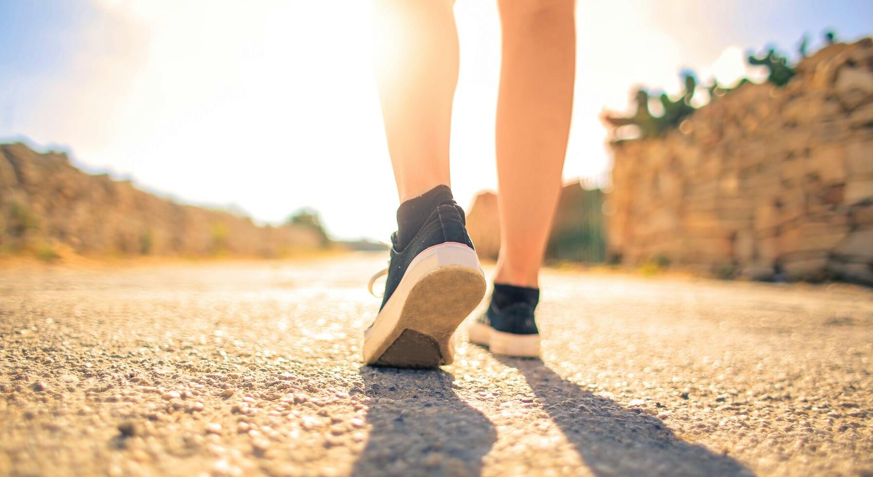 yürüyen bir kadın